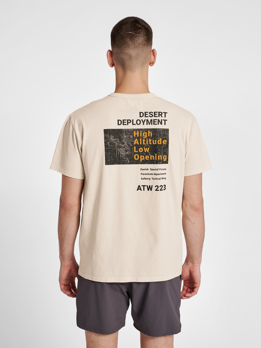 HALO GRAPHIC TEE, SILVER BIRCH, model