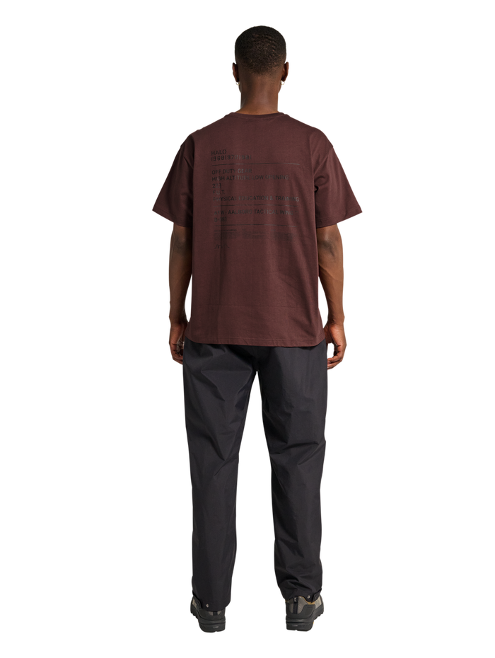 HALO GRAPHIC T-SHIRT, BITTER CHOCOLATE, model