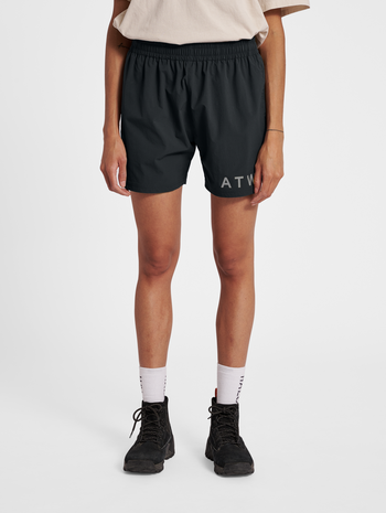 HALO SHORTS, BLACK, model