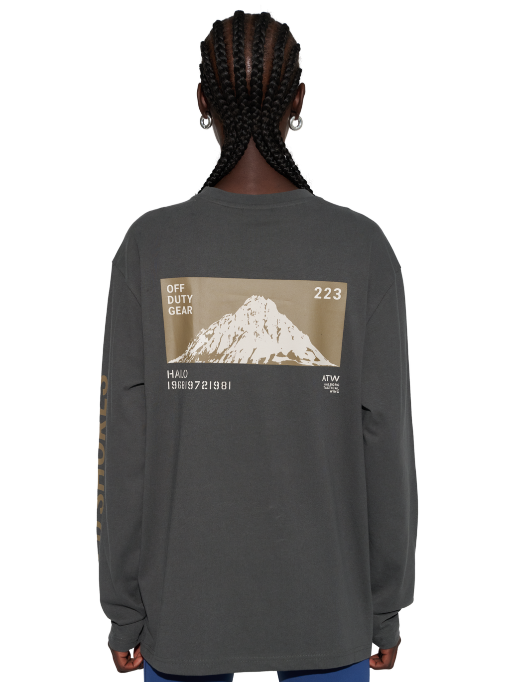 HALO SHORES L/S T-SHIRT, RAVEN, model