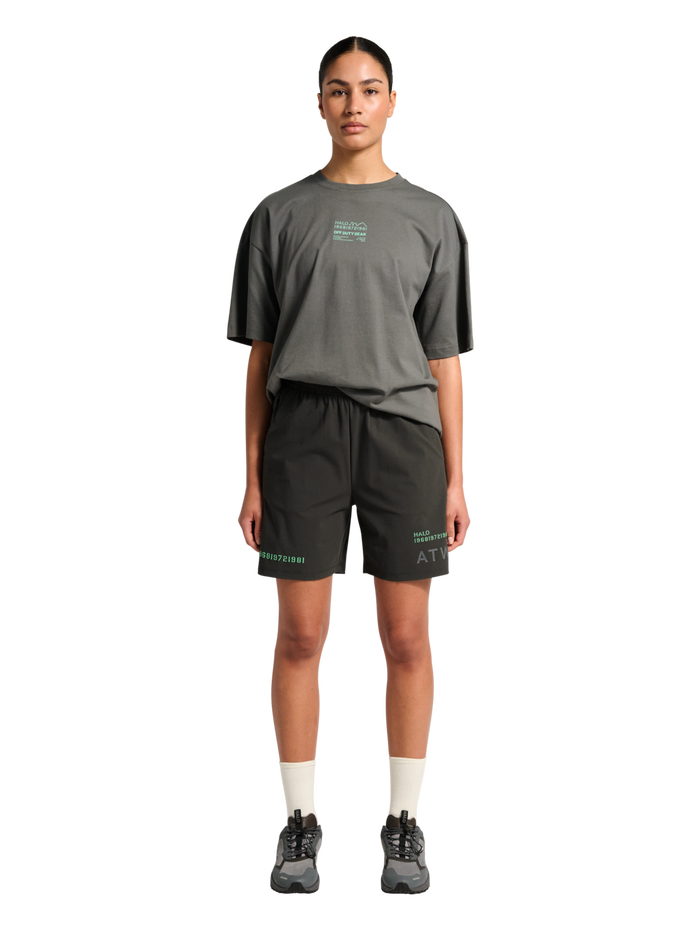 HALO AIR SHORTS, RAVEN, model