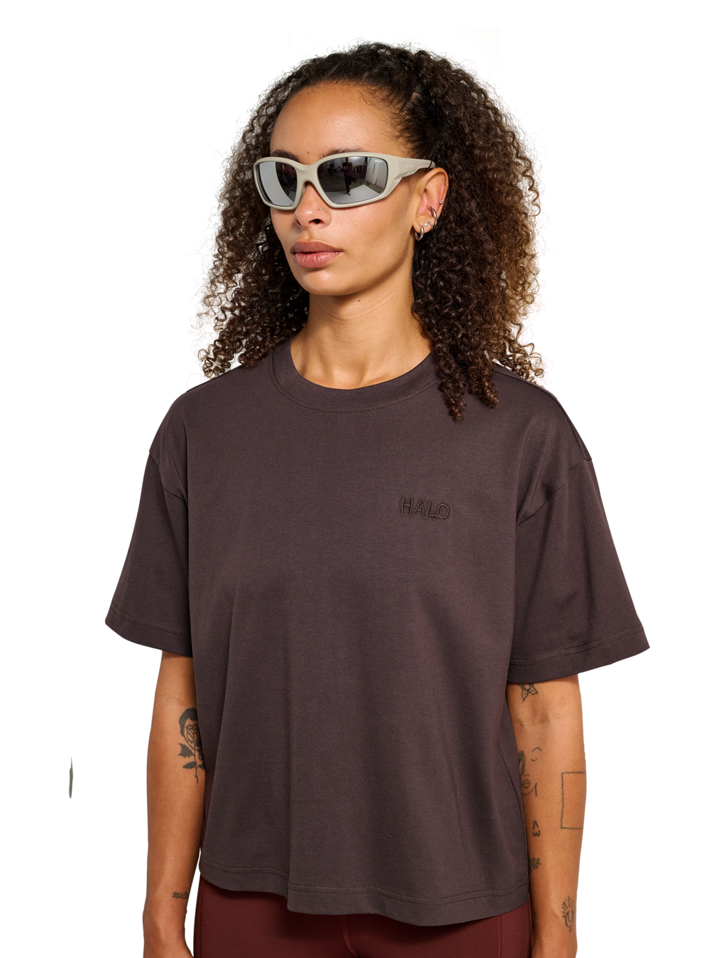 HALO WOMEN LOGO T-SHIRT, CHOCOLATE TORTE, model