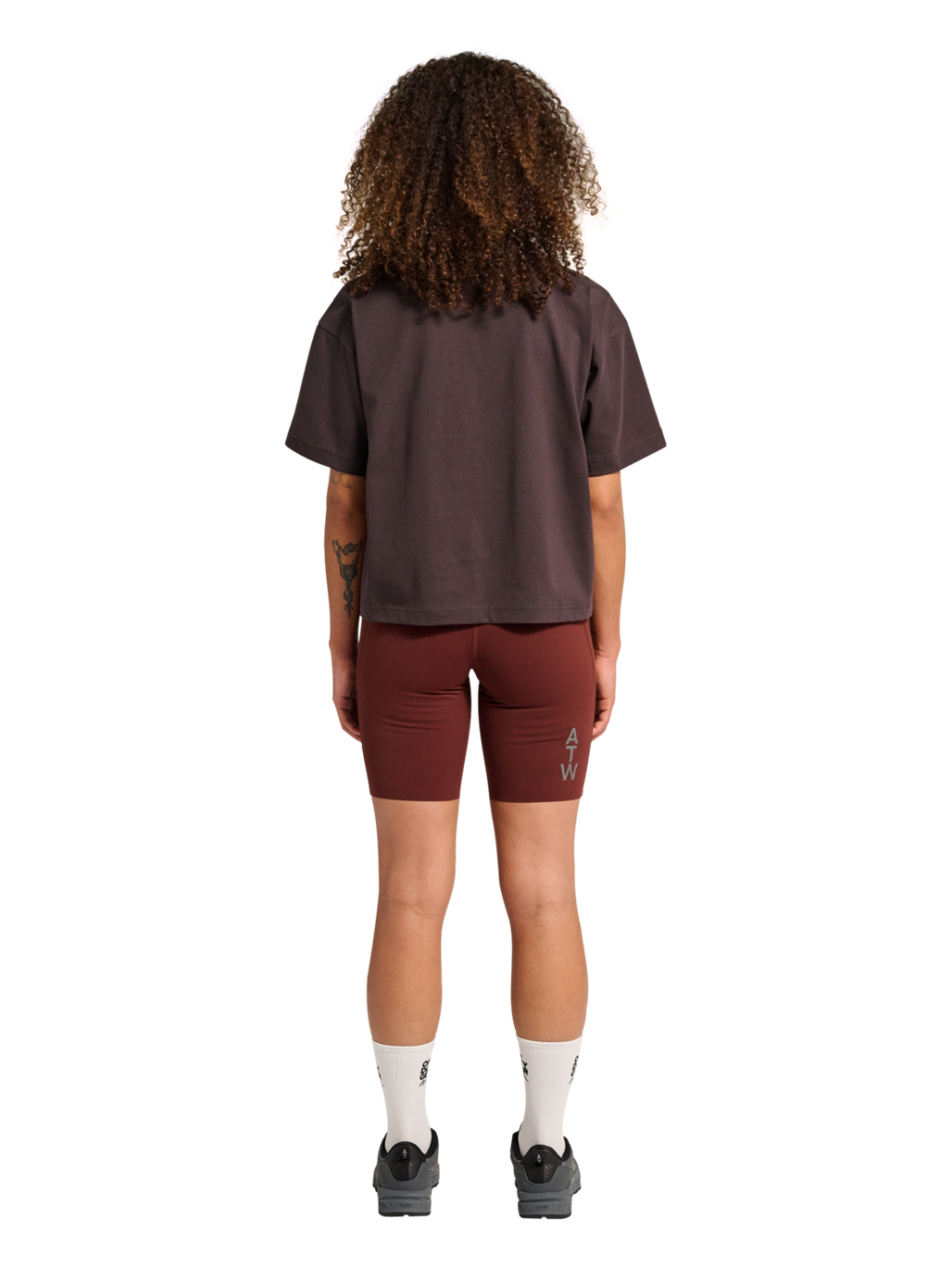 HALO WOMEN LOGO T-SHIRT, CHOCOLATE TORTE, model