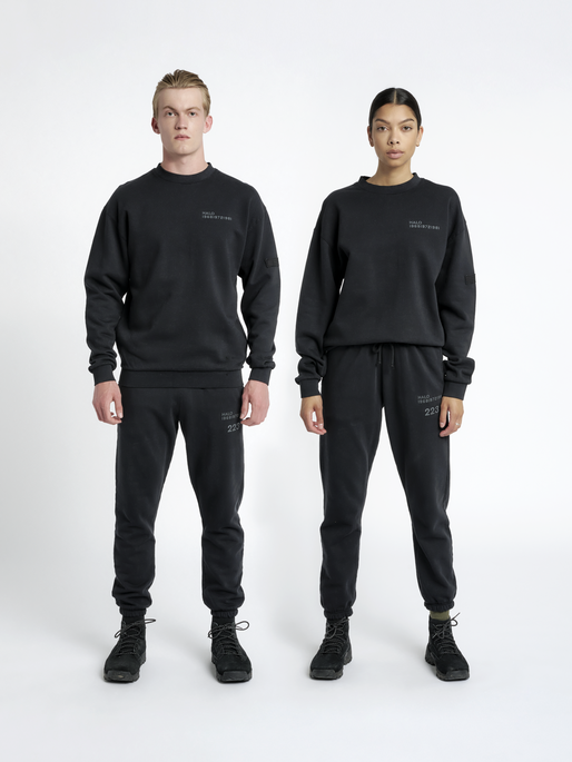 HALO COTTON CREW, BLACK, model