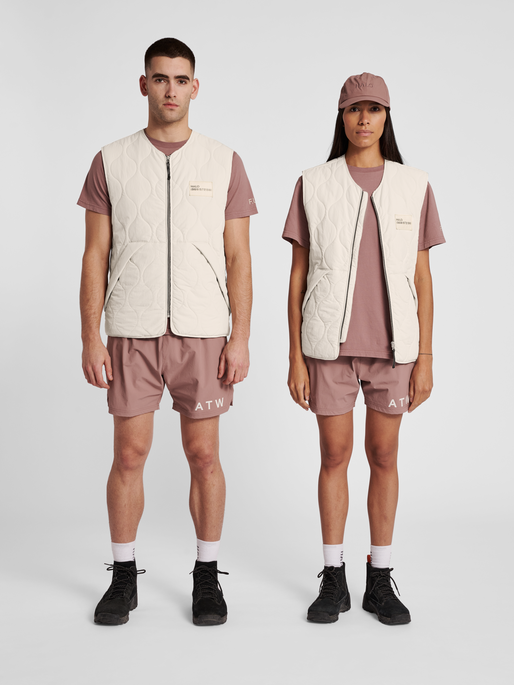 HALO QUILTED VEST, SILVER BIRCH, model