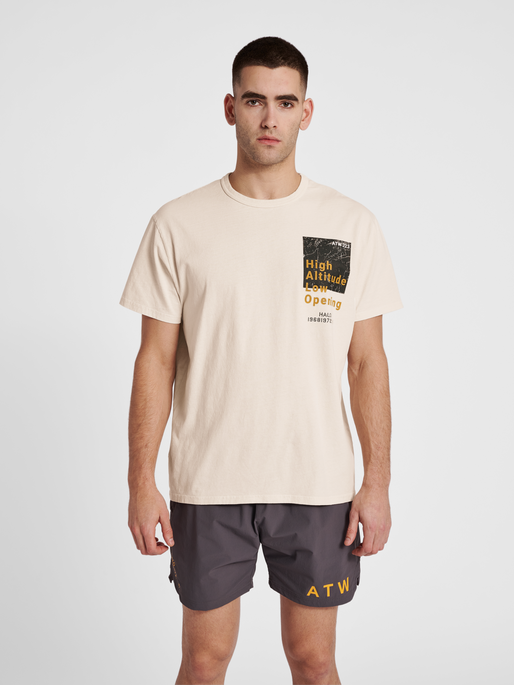 HALO GRAPHIC TEE, SILVER BIRCH, model