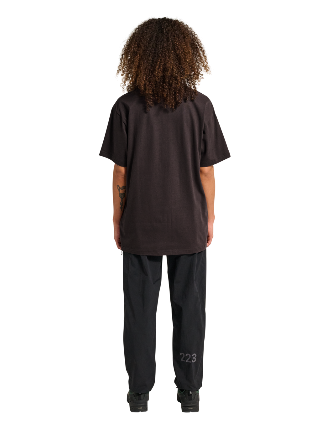 HALO LOGO T-SHIRT, CHOCOLATE TORTE, model