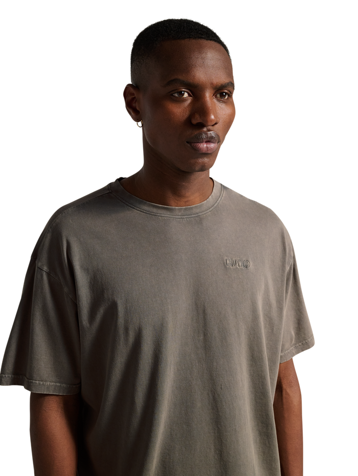 HALO LOGO T-SHIRT 2.0, GUNMETAL, model