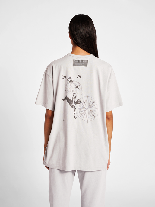 HALO SINNERS TEE, HARBOR MIST, model