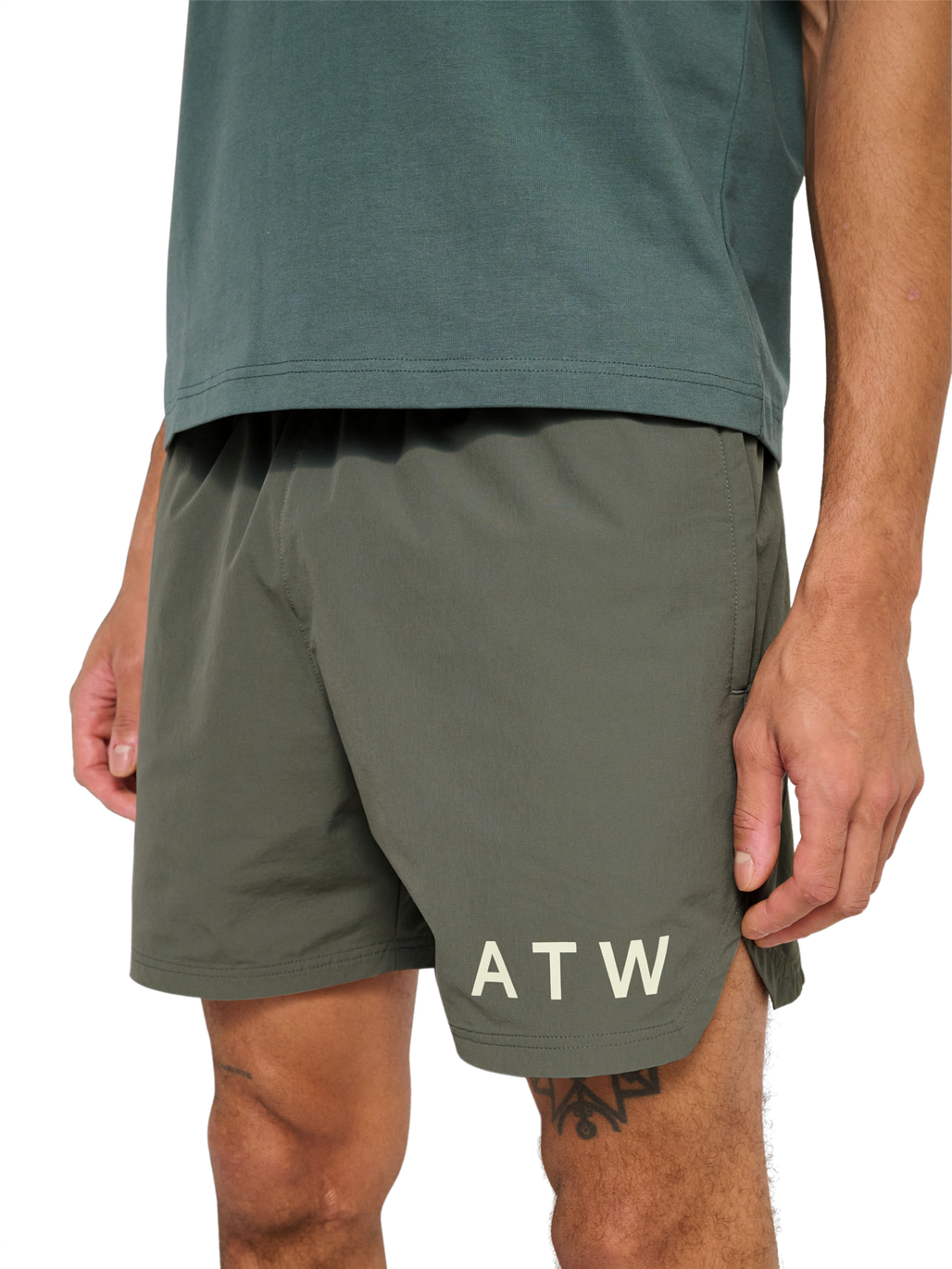 HALO SHORTS, GUNMETAL, model