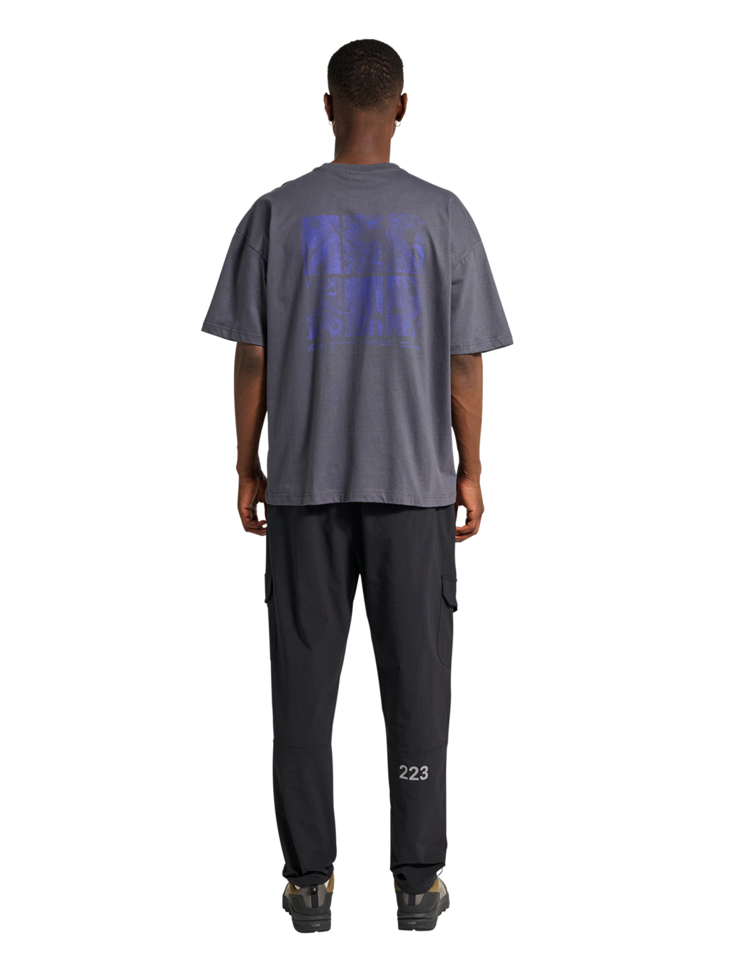 HALO GRAPHIC BOXY T-SHIRT, ASPHALT/NEON BLUE, model