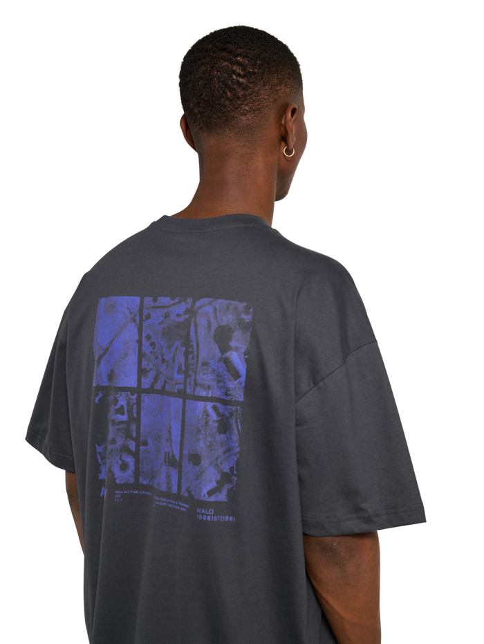 HALO GRAPHIC BOXY T-SHIRT, ASPHALT/NEON BLUE, model