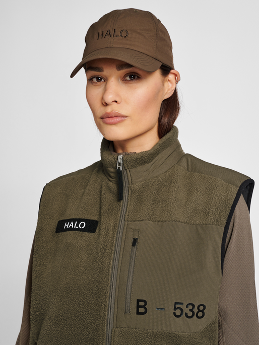 HALO TEDDY FLEECE VEST, MAJOR BROWN, model