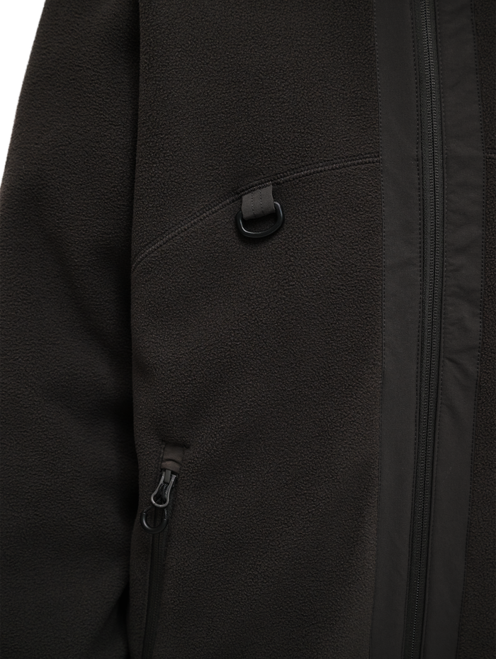 HALO DBU PANELED FLEECE JACKET, RAVEN, model