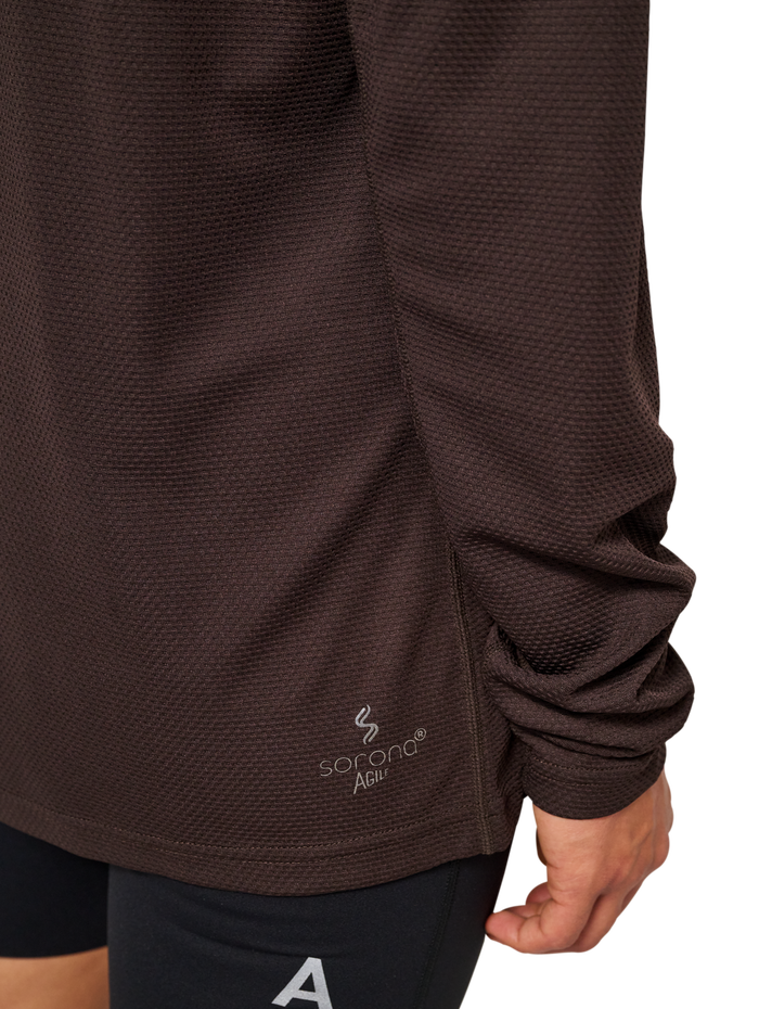 HALO SORONA HALF ZIP, CHOCOLATE TORTE, model