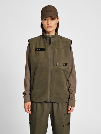HALO TEDDY FLEECE VEST, MAJOR BROWN, model