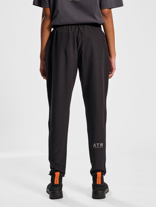 HALO TRAINING PANTS, BLACK, model