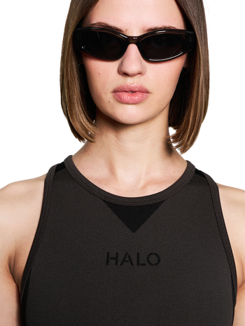 HALO WOMENS SEAMLESS TOP, BLACK, model