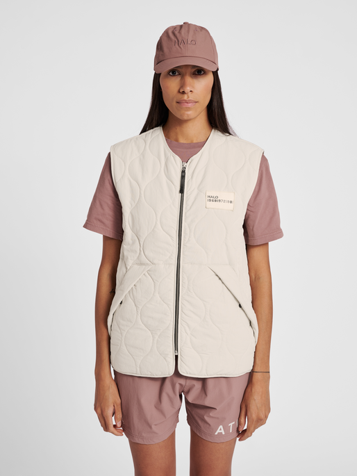 HALO QUILTED VEST, SILVER BIRCH, model