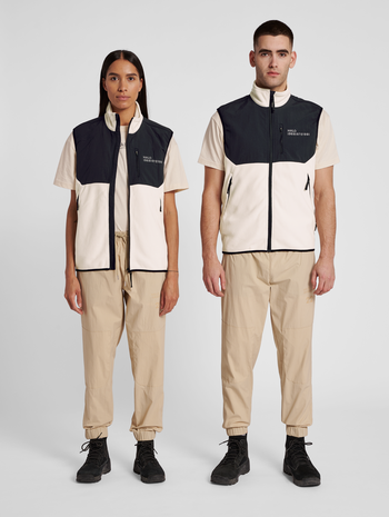 HALO BLOCKED FLEECE VEST, SILVER BIRCH, model