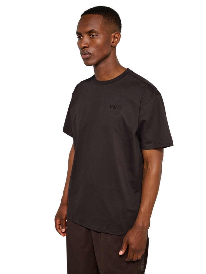 HALO LOGO T-SHIRT, CHOCOLATE TORTE, model