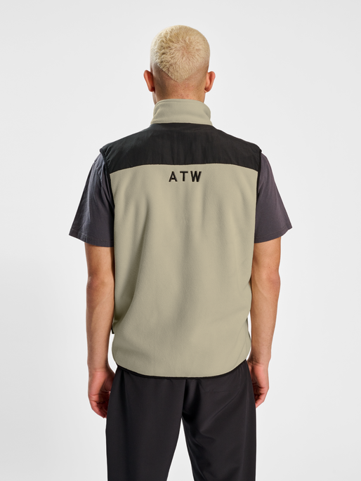 HALO BLOCKED FLEECE VEST, OYSTER GRAY, model