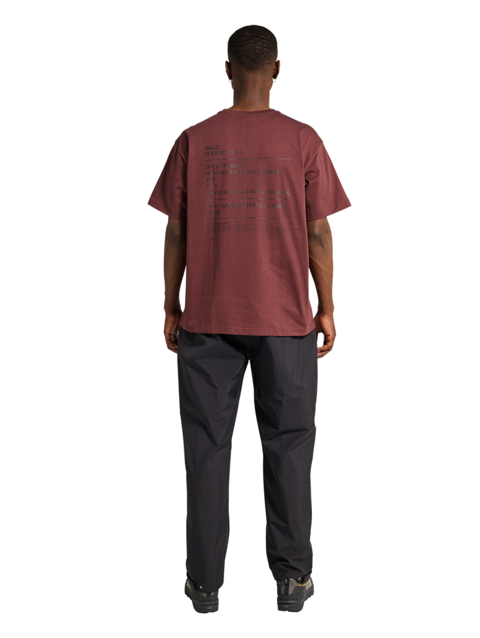 HALO GRAPHIC T-SHIRT, BITTER CHOCOLATE, model