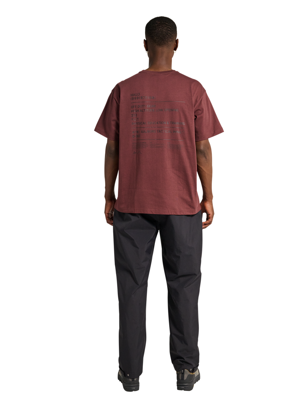HALO GRAPHIC T-SHIRT, BITTER CHOCOLATE, model