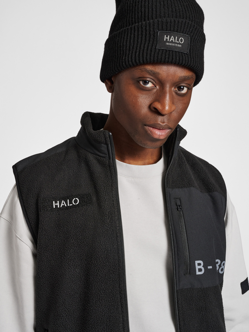 HALO TEDDY FLEECE VEST, BLACK, model