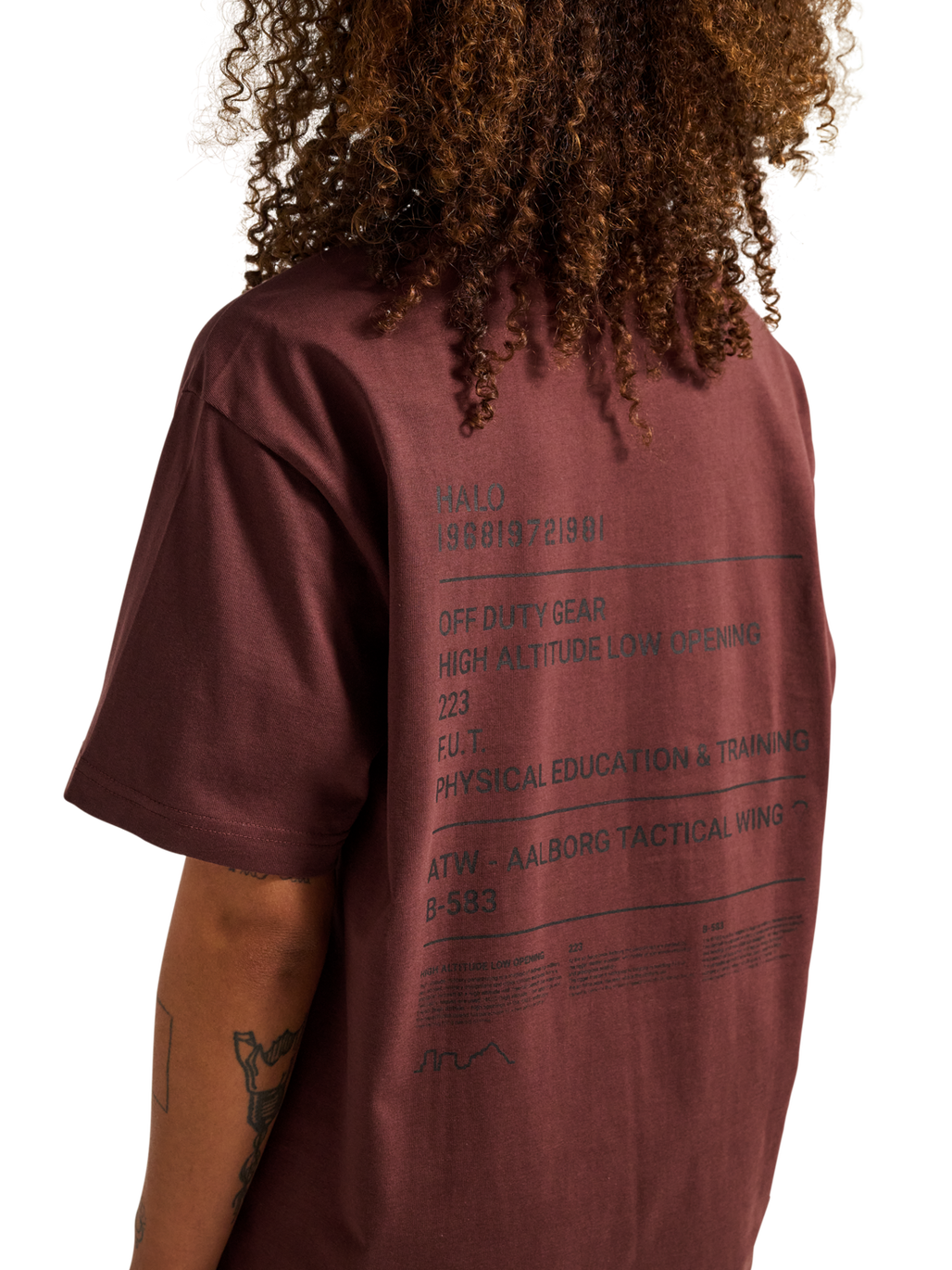 HALO GRAPHIC T-SHIRT, BITTER CHOCOLATE, model