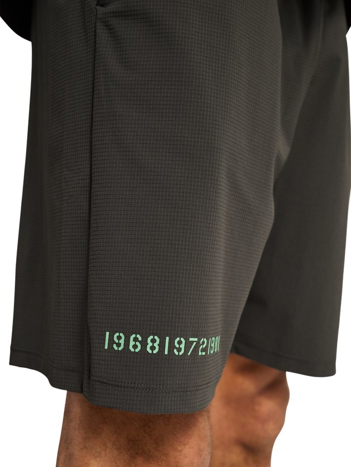 HALO AIR SHORTS, RAVEN, model