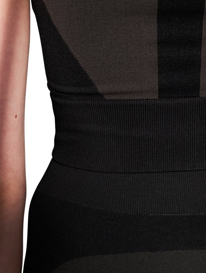 HALO WOMENS SEAMLESS TOP, BLACK, model
