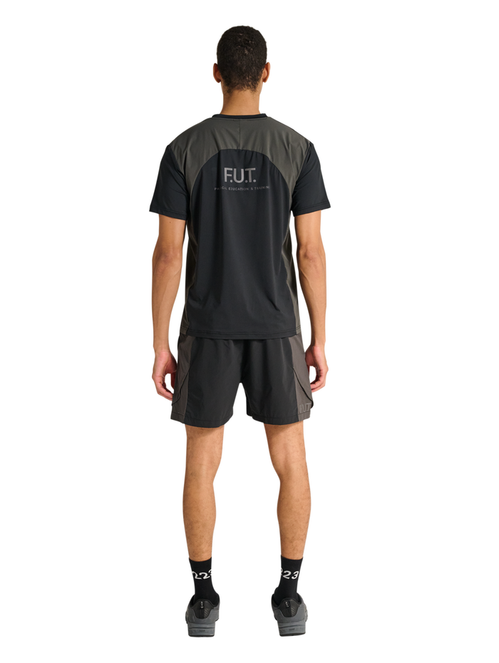 HALO DIVISION SHORTS, BLACK, model