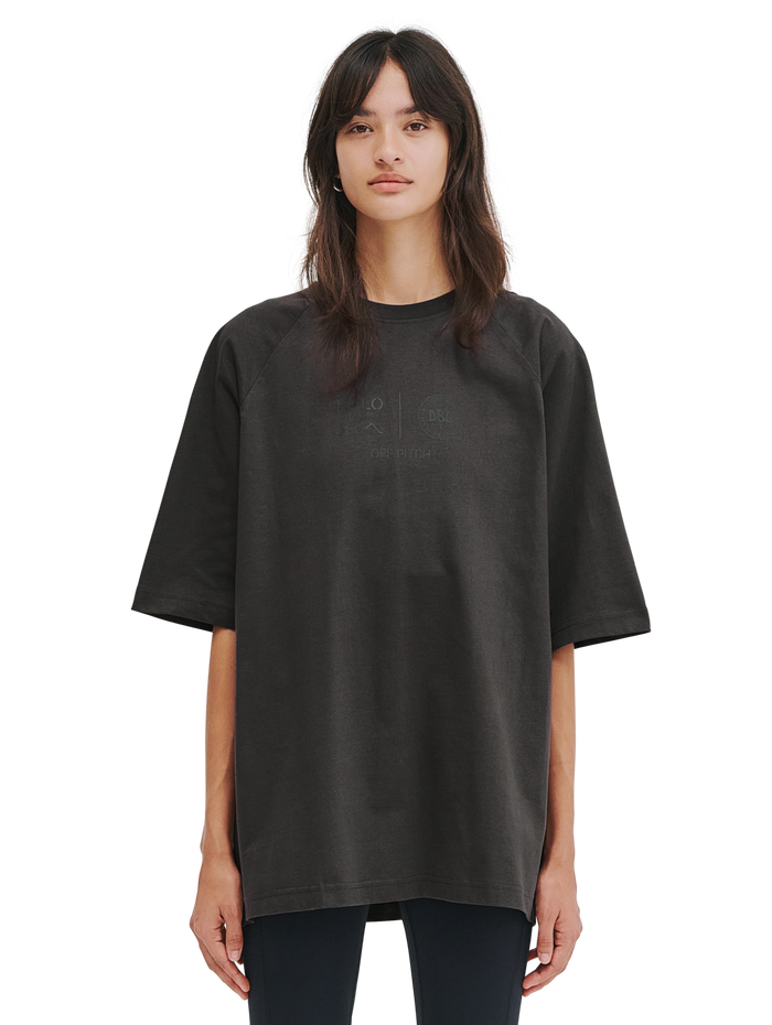 HALO DBU BOXY T-SHIRT, RAVEN, model