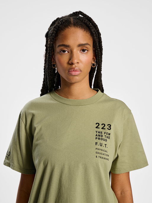 HALO LOGO T-SHIRT, GRAY GREEN, model