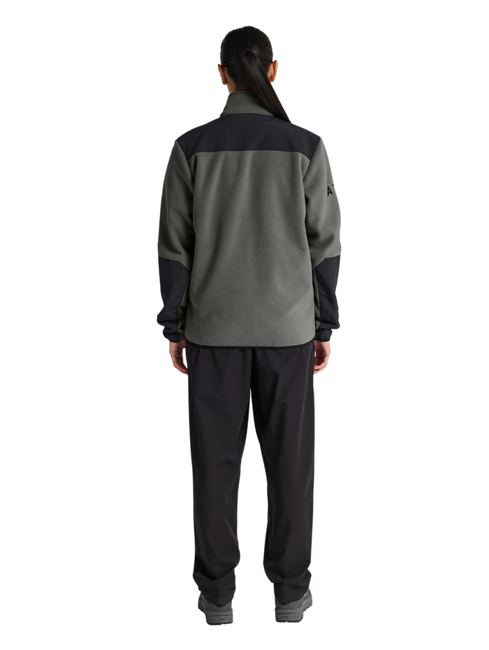 HALO BLOCKED ZIP FLEECE, GUNMETAL, model