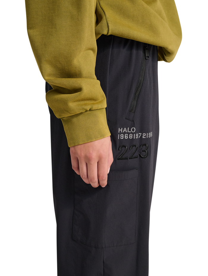 HALO MOVE PANT, BLACK, model
