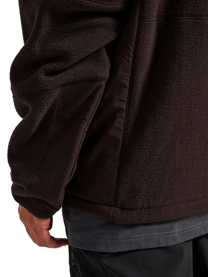 HALO WINDPROOF TEDDYFLEECE JACKET, CHOCOLATE TORTE, model