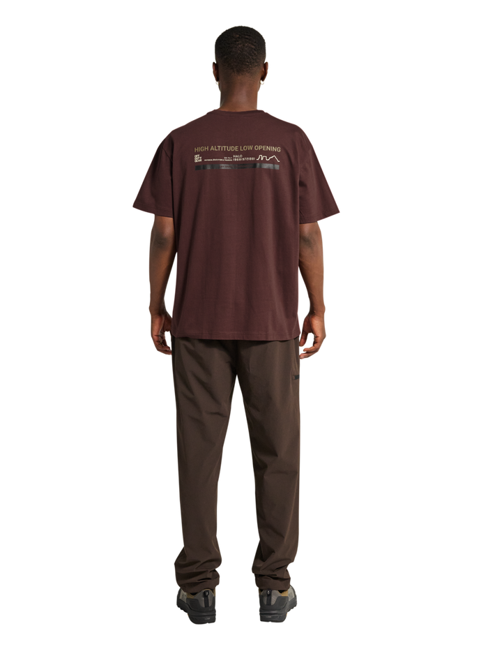 HALO GRAPHIC T-SHIRT, BITTER CHOCOLATE/BITTERCHOCOLA, model