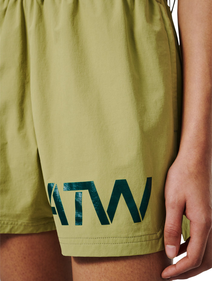 HALO SHORTS, CEDAR, model