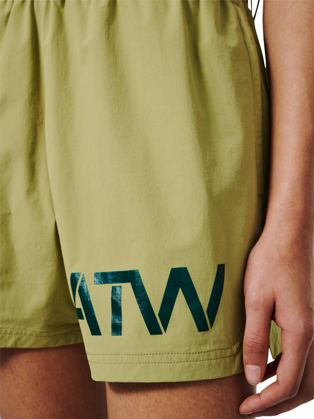 HALO SHORTS, CEDAR, model