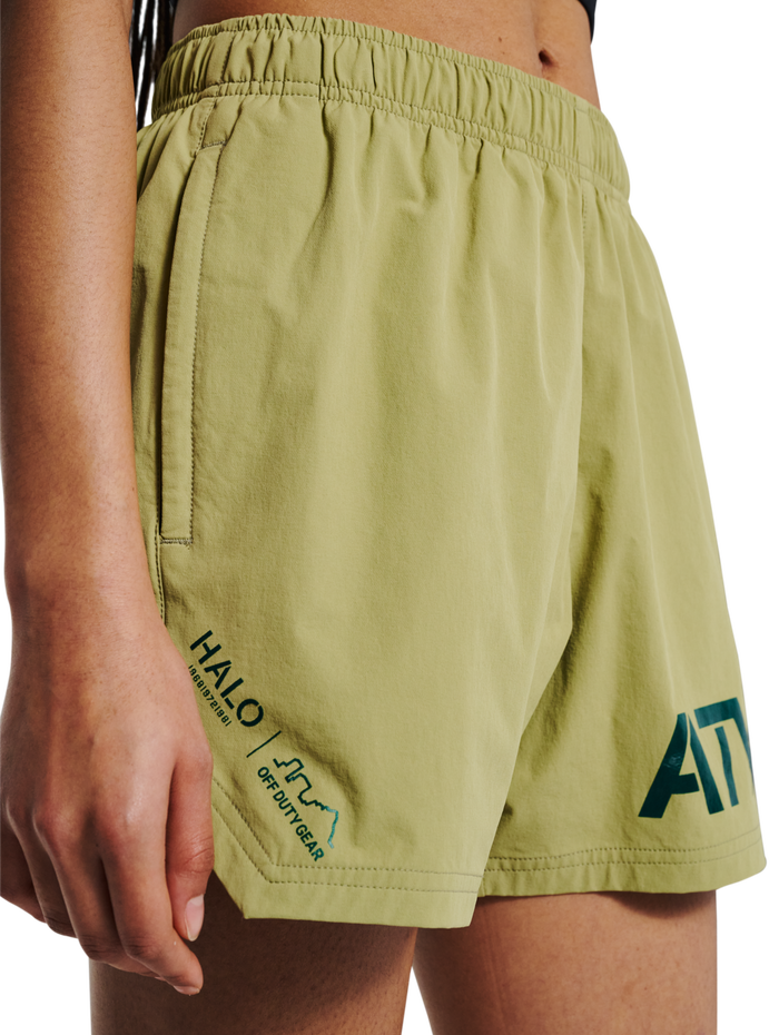HALO SHORTS, CEDAR, model