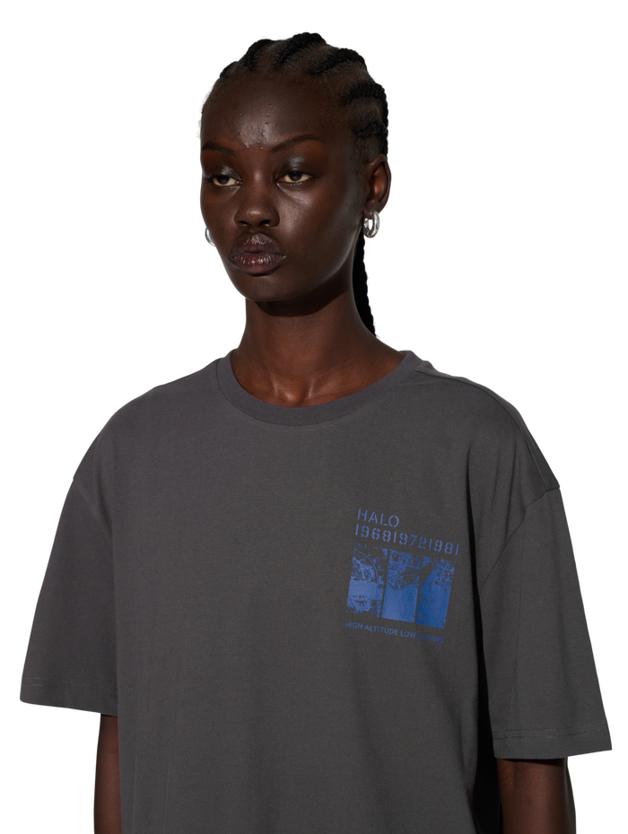 HALO MAP T-SHIRT, RAVEN, model