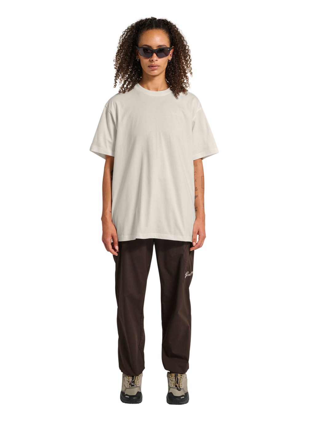 HALO LOGO T-SHIRT, MARSHMALLOW, model