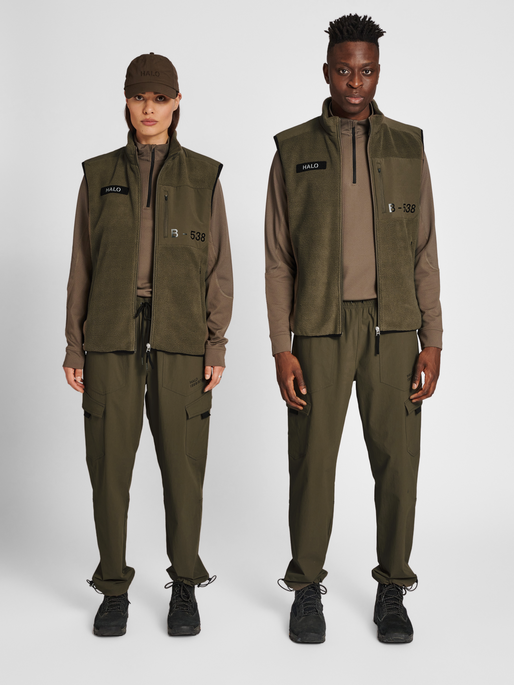 HALO TEDDY FLEECE VEST, MAJOR BROWN, model