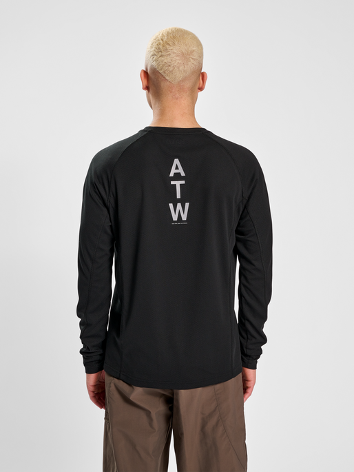 HALO SORONA TRAINING T-SHIRT L/S, BLACK, model