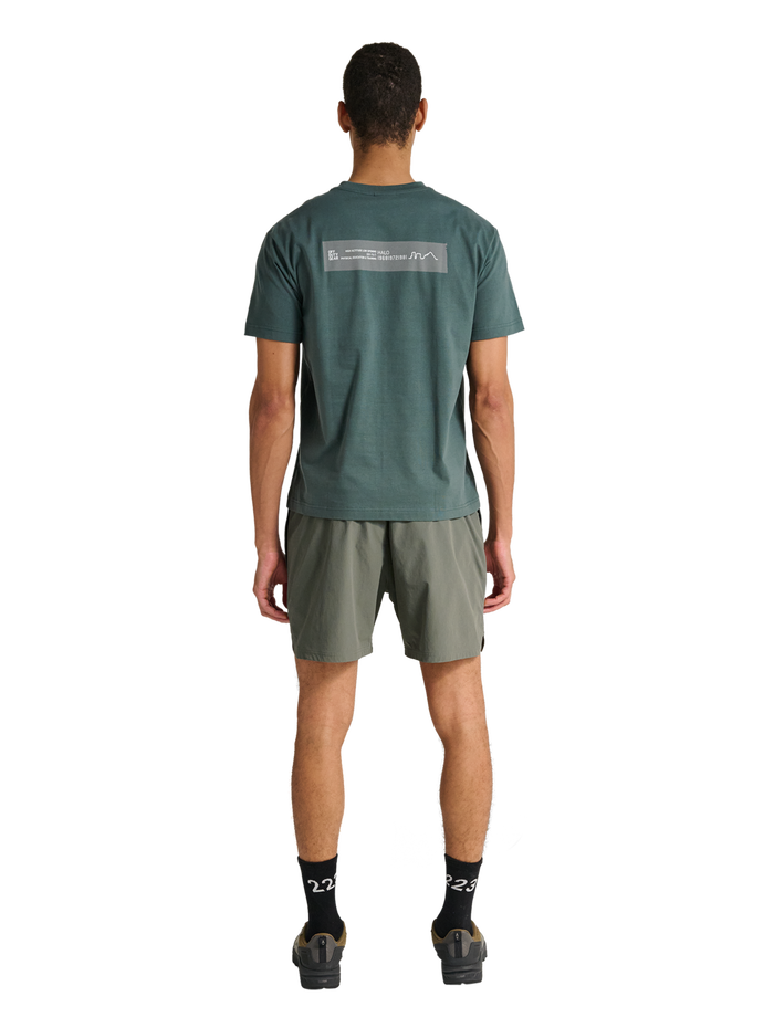 HALO SHORTS, GUNMETAL, model