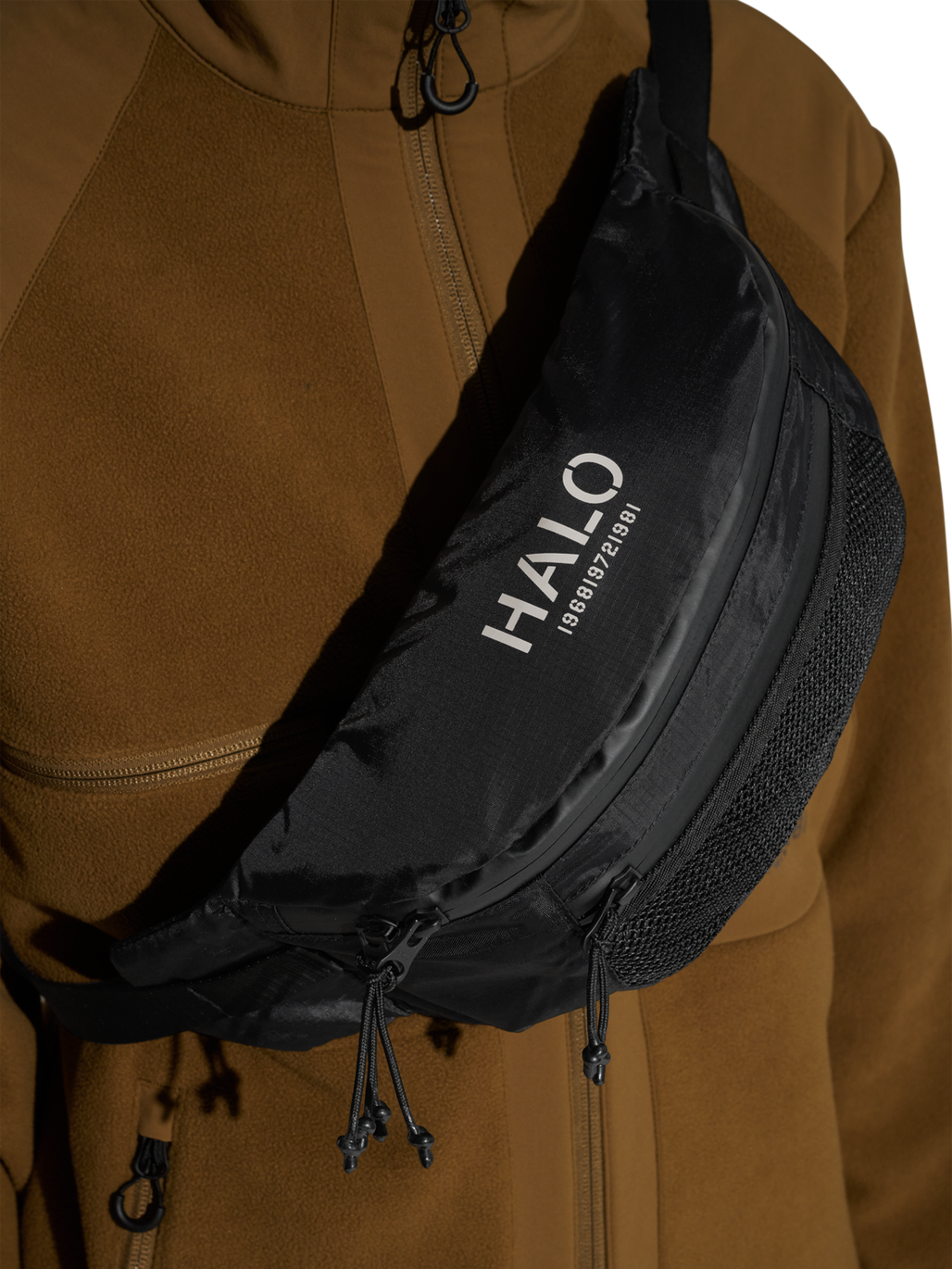 HALO CROSSBODY BAG, BLACK, model