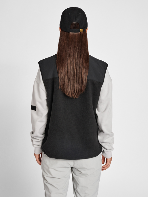 HALO TEDDY FLEECE VEST, BLACK, model