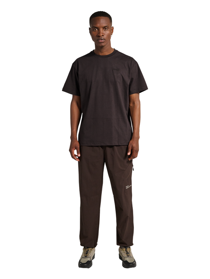 HALO LOGO T-SHIRT, CHOCOLATE TORTE, model